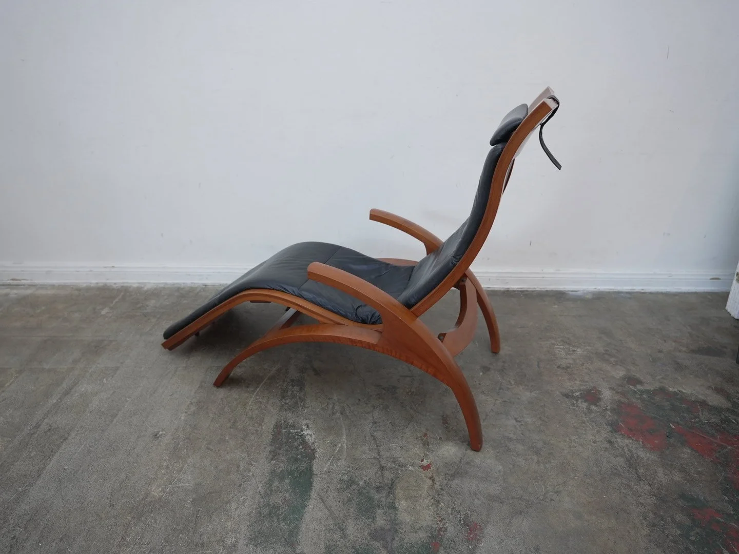 Thomas Moser Cherry and Black Leather Chaise Lounge Chair